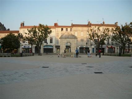 Place des Thermes de Rochefort - Camping de la Gères à Surgères / La Rochelle