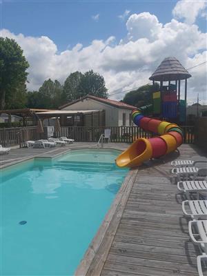 piscine avec toboggan aquatique